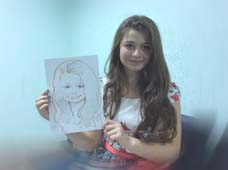 девушка держит шарж на свадьбе Кальварийская