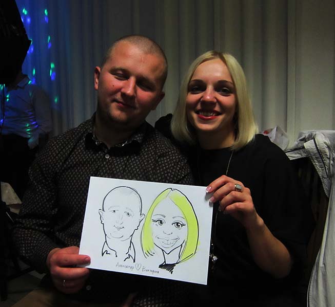 Шаржист на корпоратив
    Михаил Шабалин,Минск,Калининград,парочка показывает свой шарж в ресторане