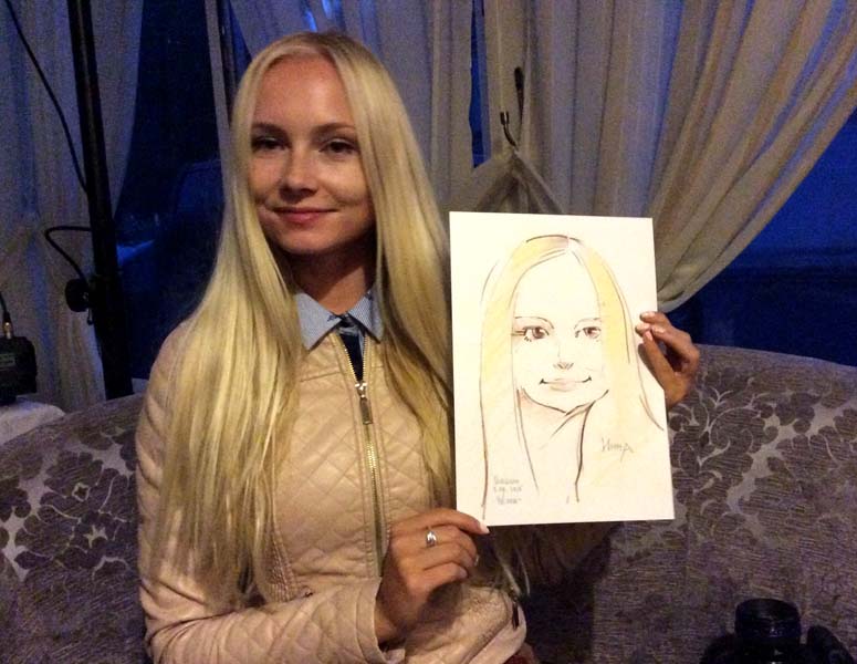  Инна показывает шарж на свадьбе в кафе-гостинной 