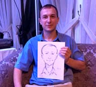 Леня держит свой шарж от Мишеля на свадьбе 