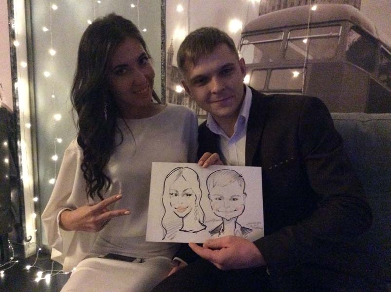 шарж держат Марина и Семен на свадьбе в ресторане Променад 