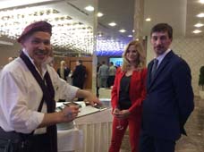 Михаил рисует стоя гостей корпоратива