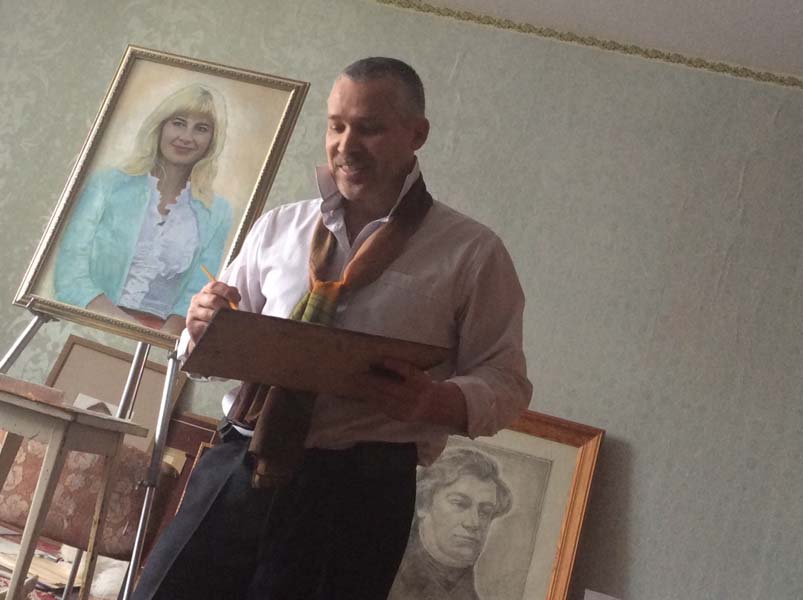 шаржист работает в мастерской портрет маслом по фото