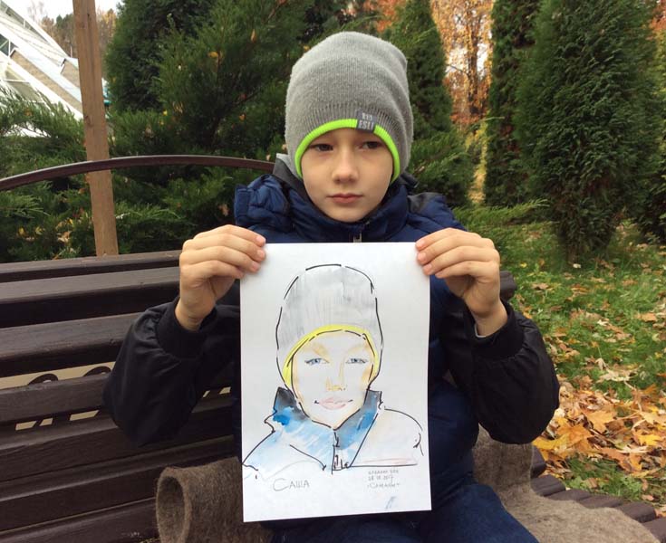 Шаржист на Новогоднем корпоративе, Саша позирует