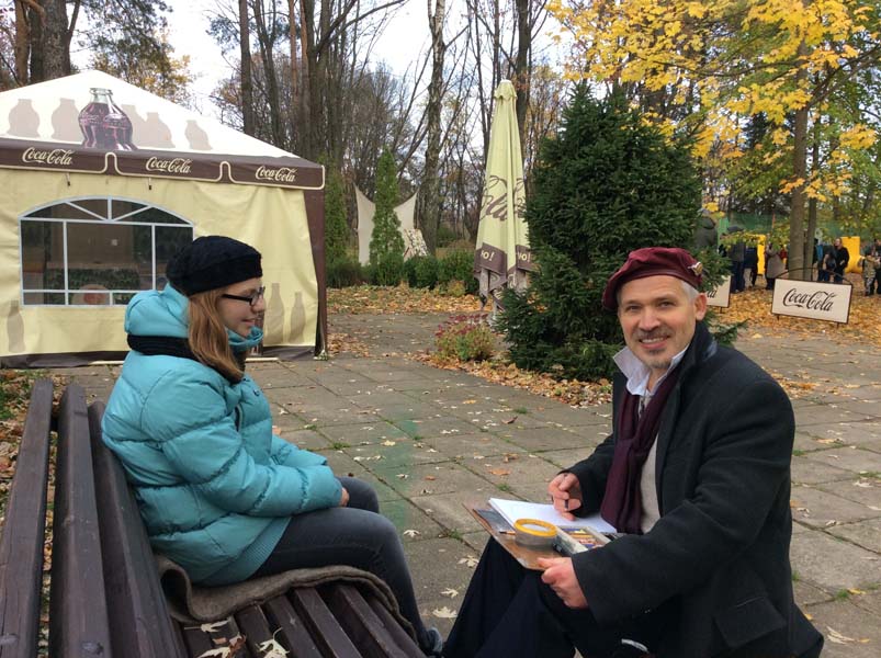 Шаржист рисует на Новогоднем корпоративе в ботаническом саду